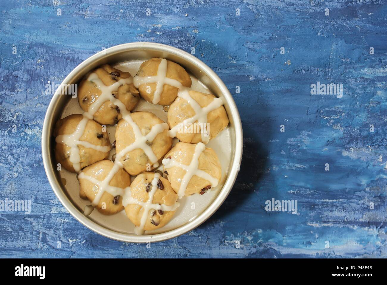 Ostern Hot Cross Buns Teigbereitung, Ansicht von oben Stockfoto