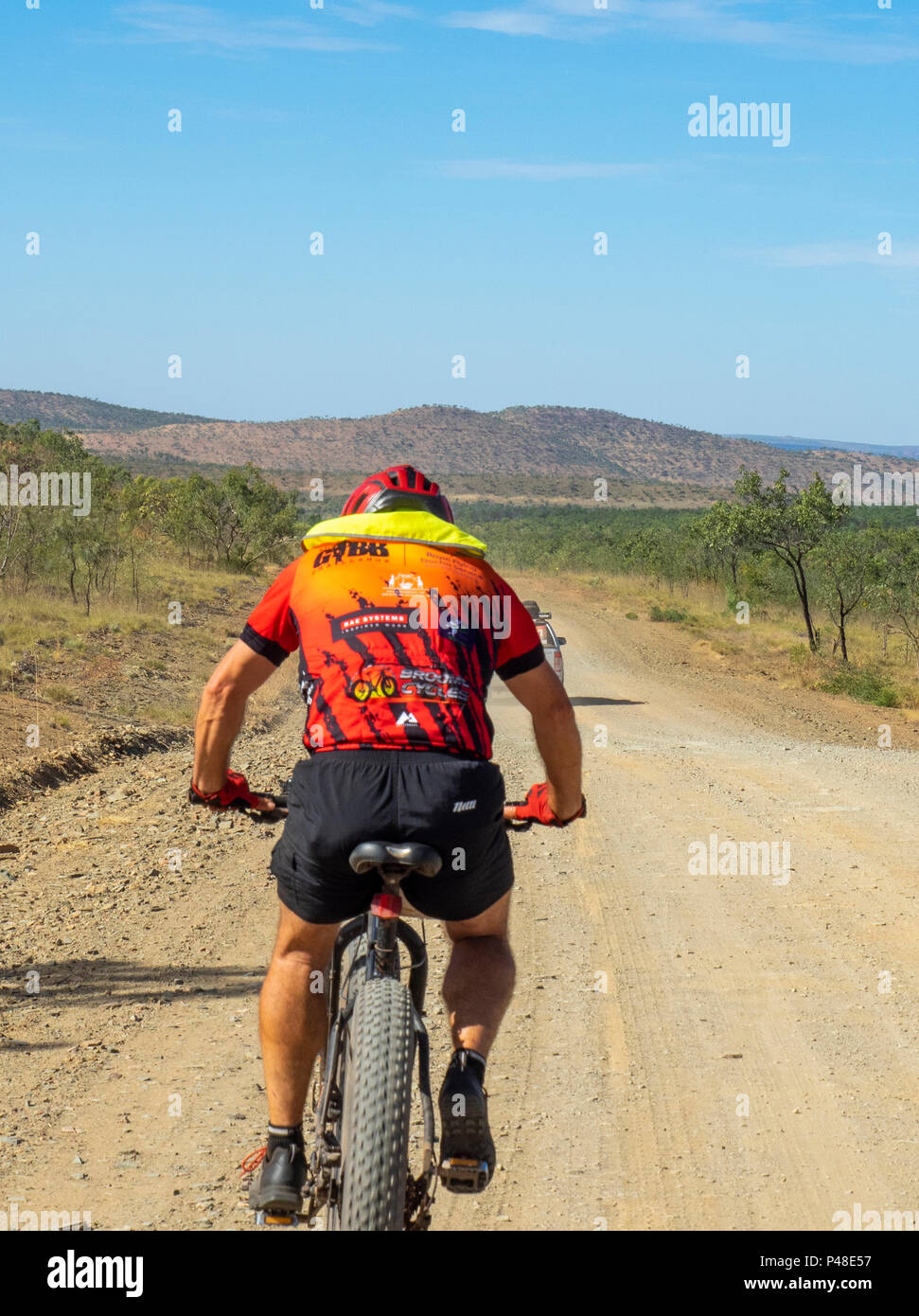 Gibb Herausforderung 2018 ein Radfahrer in Jersey und bib Reiten eine fatbike auf dirt road Gibb River Road Kimberley Australien Stockfoto