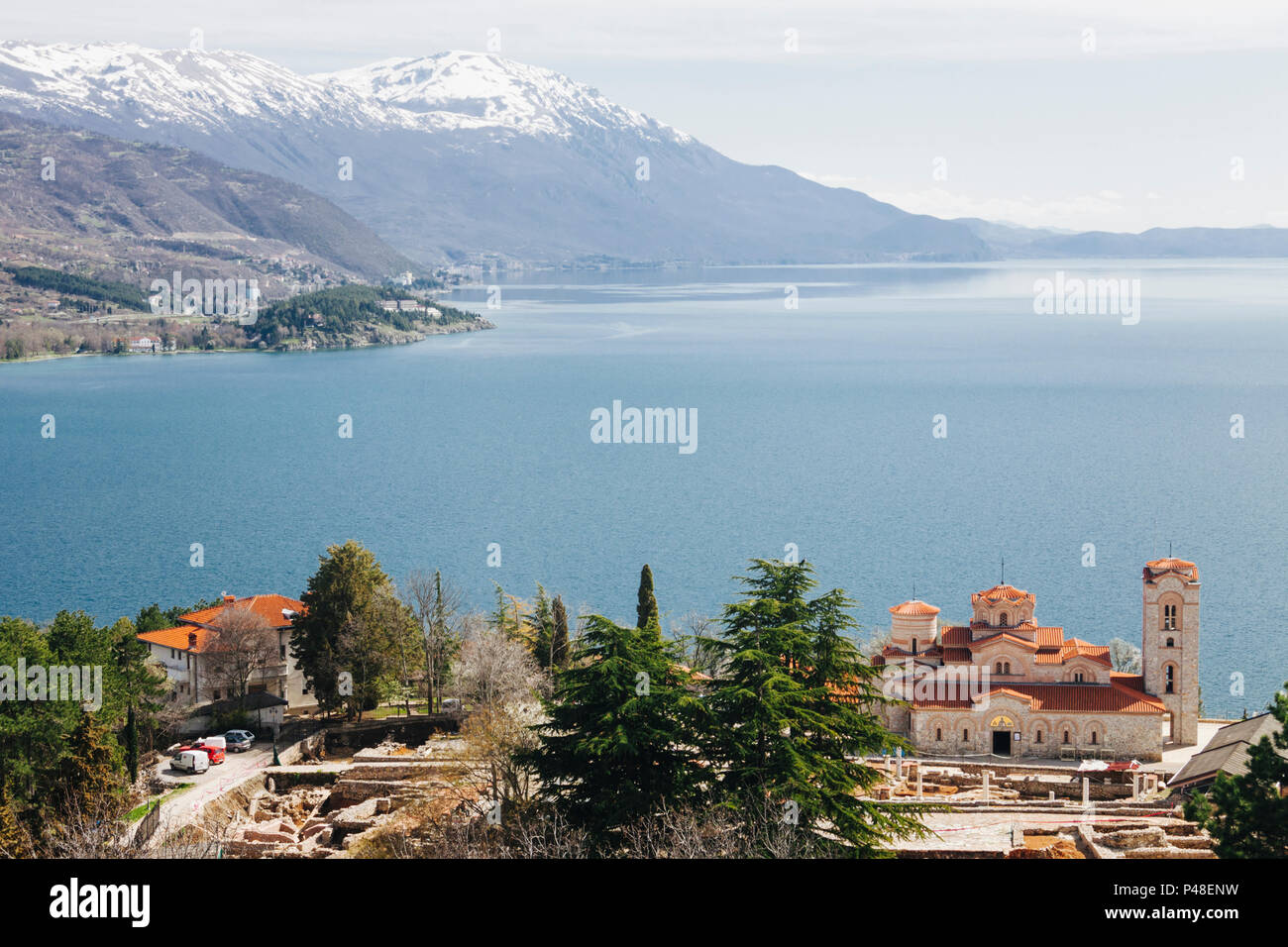 Ohrid, Republik Mazedonien: Ohrid See Landschaft mit schneebedeckten Berg und byzantinischen Kirche des heiligen Clemens und Panteleimon durch St gegründet Stockfoto