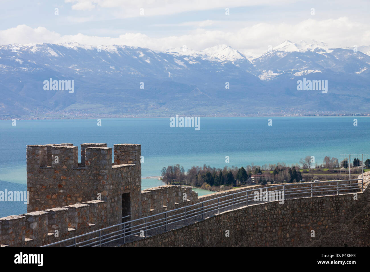 Ohrid, Republik Mazedonien: Landschaft mit schneebedeckten Bergen und Ohrid See mit Samuel Festung im Vordergrund. Auf dem Gelände einer earlie gebaut Stockfoto