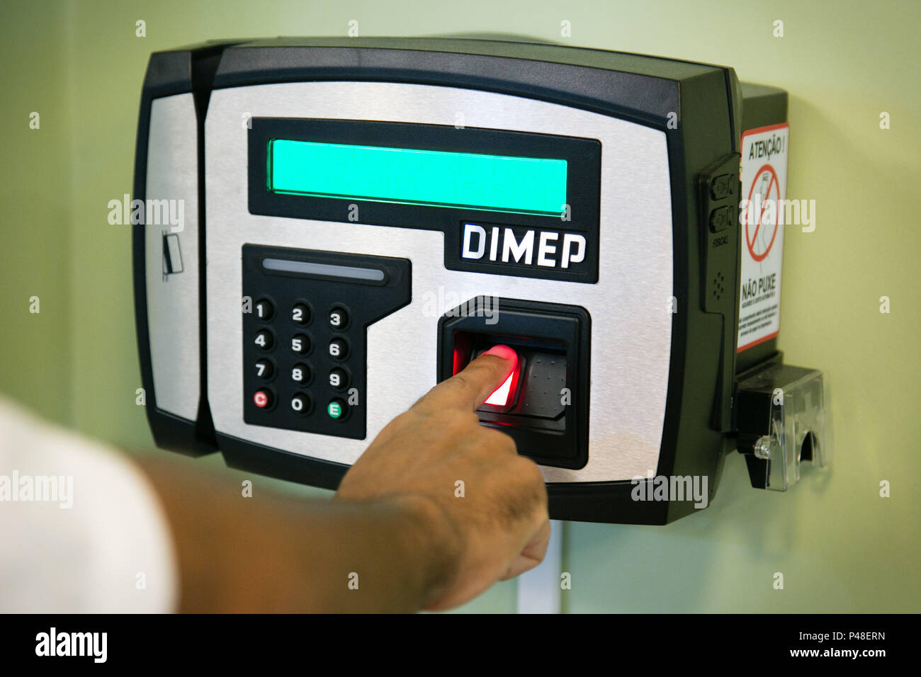 RIO DE JANEIRO, RJ - 08.06.2015 - PONTO ELETRÃ" NICO BIOMÃ‰ TRICO: Desde ein de 3 de Fevereiro de 2012, por determinaÃ § Ã £ o do MTE (MinistÃ©Rio do Trabalho e Emprego), o ponto eletrÃ'Nico tornou-se tambÃ© m obrigatÃ³rio para als Micro e pequenas Empresas que possuam Mais de Dez empregados. Eine obrigatoriedade do uso de Ponto EletrÃ'nico jÃ¡als existia para Empresas de Grande e de mÃ©dio Porte. (Foto: André Horta/Fotoarena) Stockfoto