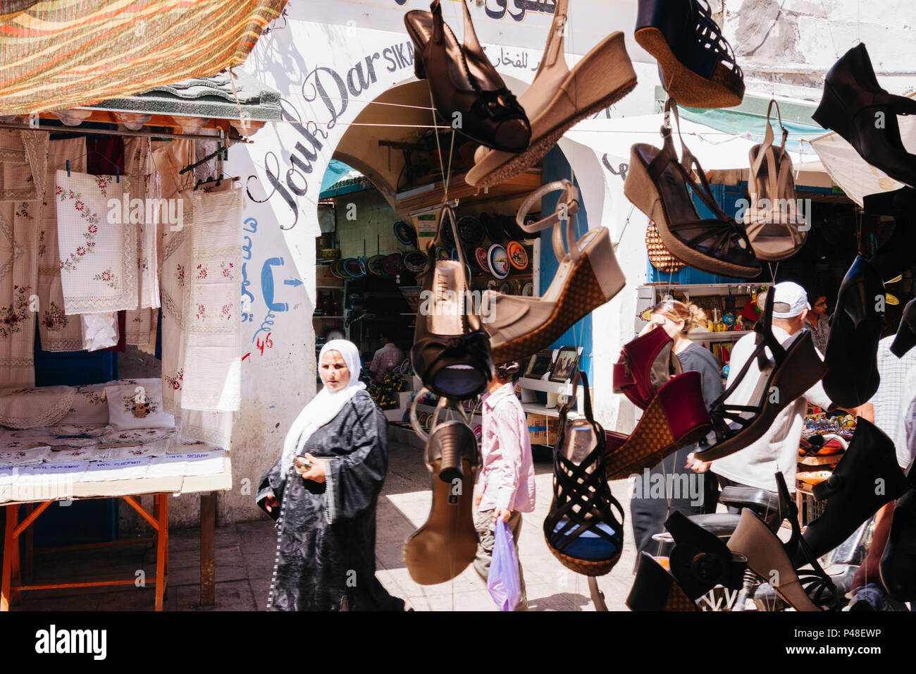 Safi Marokko: Marokkanische Frauen vorbei an einem Schuhe Store in den Souks von Safi. Stockfoto