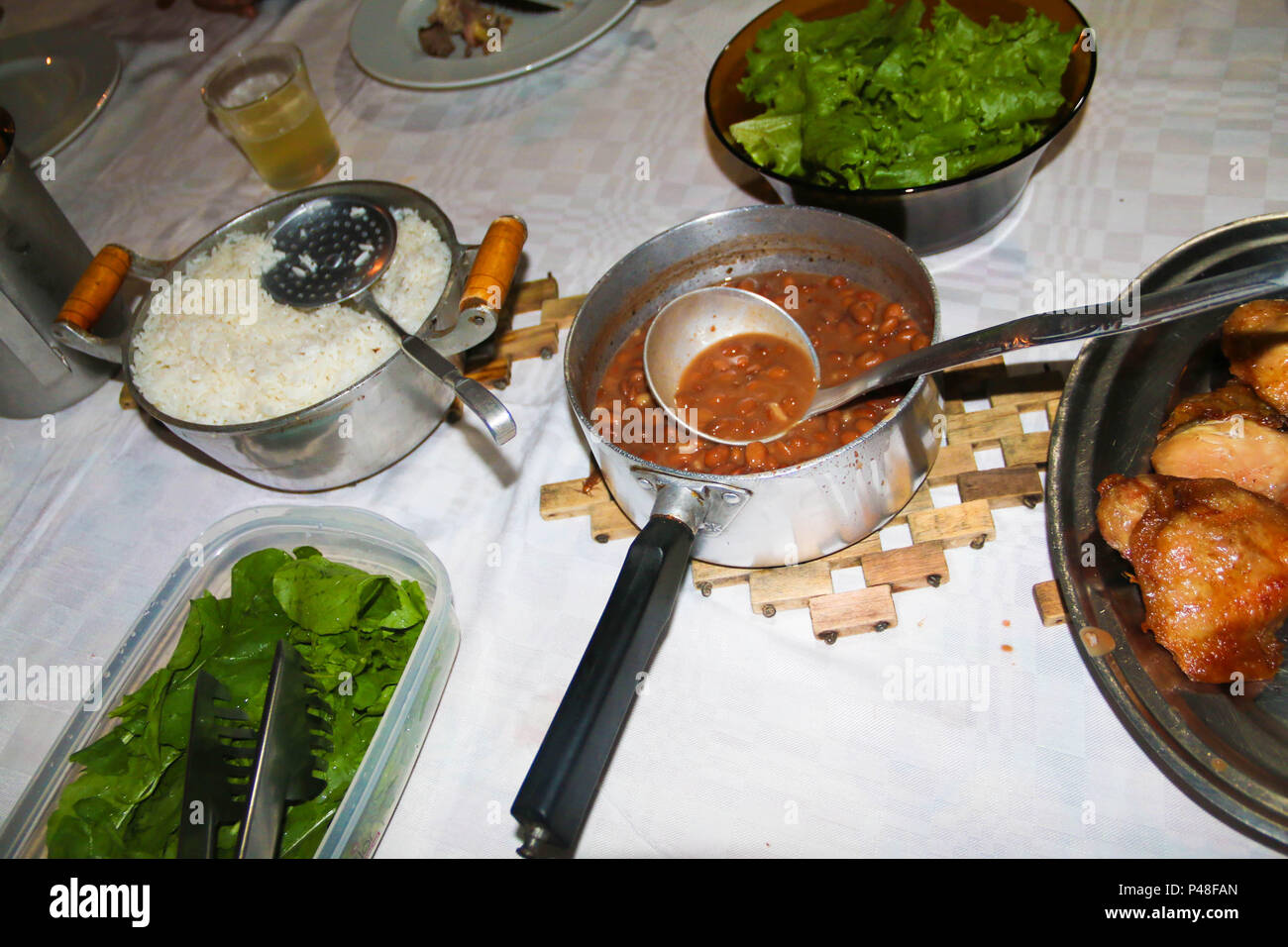 NOVA ANDRADINA, MS - 24.03.2015: COMIDA DE FAZENDA - Mesa com almoço servido localizada em Fazenda na Cidade de Nova Andradina-MS. (Foto: André Chaco/Fotoarena) Stockfoto