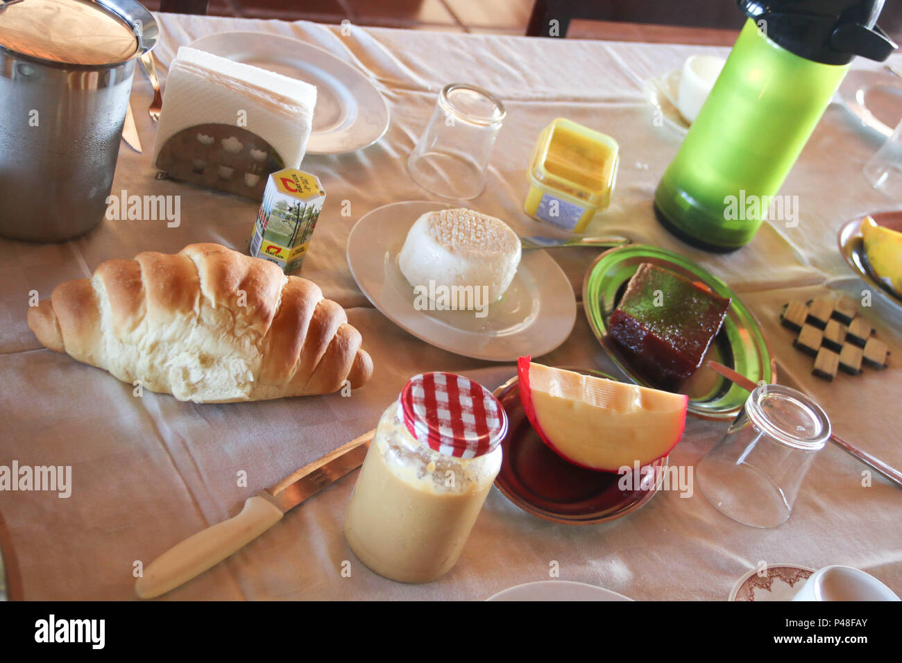 NOVA ANDRADINA, MS - 24.03.2015: COMIDA DE FAZENDA - Mesa com Café da Manhã servido localizada em Fazenda na Cidade de Nova Andradina-MS. (Foto: André Chaco/Fotoarena) Stockfoto