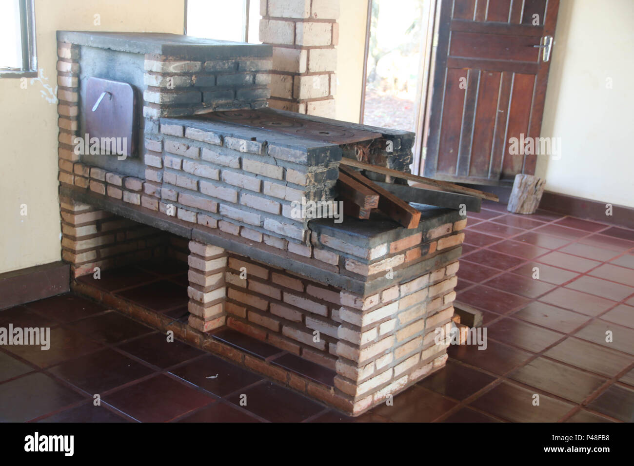NOVA ANDRADINA, MS - 24.03.2015: COMIDA DE FAZENDA - fogão a lenha em Cozinha de Fazenda localizada na Cidade de Nova Andradina-MS. (Foto: André Chaco/Fotoarena) Stockfoto