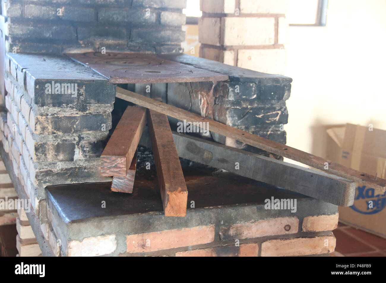 NOVA ANDRADINA, MS - 24.03.2015: COMIDA DE FAZENDA - fogão a lenha em Cozinha de Fazenda localizada na Cidade de Nova Andradina-MS. (Foto: André Chaco/Fotoarena) Stockfoto