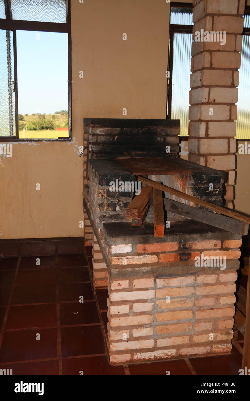 NOVA ANDRADINA, MS - 24.03.2015: COMIDA DE FAZENDA - fogão a lenha em Cozinha de Fazenda localizada na Cidade de Nova Andradina-MS. (Foto: André Chaco/Fotoarena) Stockfoto