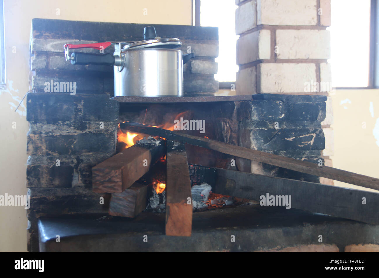 NOVA ANDRADINA, MS - 24.03.2015: COMIDA DE FAZENDA - fogão a lenha em Cozinha de Fazenda localizada na Cidade de Nova Andradina-MS. (Foto: André Chaco/Fotoarena) Stockfoto
