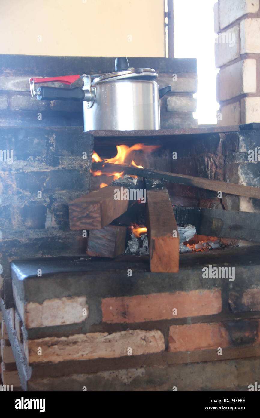 NOVA ANDRADINA, MS - 24.03.2015: COMIDA DE FAZENDA - fogão a lenha em Cozinha de Fazenda localizada na Cidade de Nova Andradina-MS. (Foto: André Chaco/Fotoarena) Stockfoto