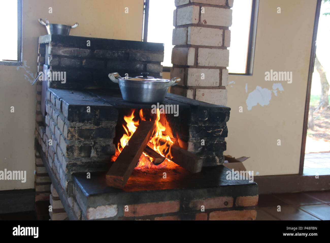 NOVA ANDRADINA, MS - 24.03.2015: COMIDA DE FAZENDA - fogão a lenha em Cozinha de Fazenda localizada na Cidade de Nova Andradina-MS. (Foto: André Chaco/Fotoarena) Stockfoto