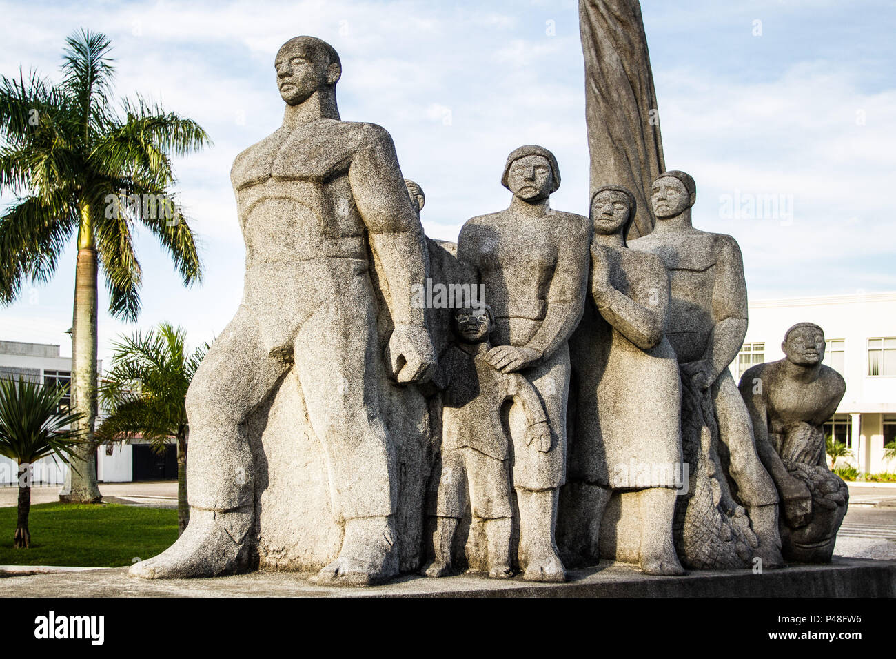 SÃO JOSÉ, SC - 11.07.2015: MONUMENTO AOS AÇORIANOS - Erguido em 2002 eine Obra de Plínio Verani em comemoração Aos 250 Anos de São José, Marca o provável Lokale onde desembarcaram os primeiros imigrantes açorianos. Em Forma de estilizada Nau, o monumento Carrega keine Alto Do mastro eine Figura do Açor pássaro, originário do arquipélago dos Açores. (Foto: Ricardo Ribas/Fotoarena) Stockfoto