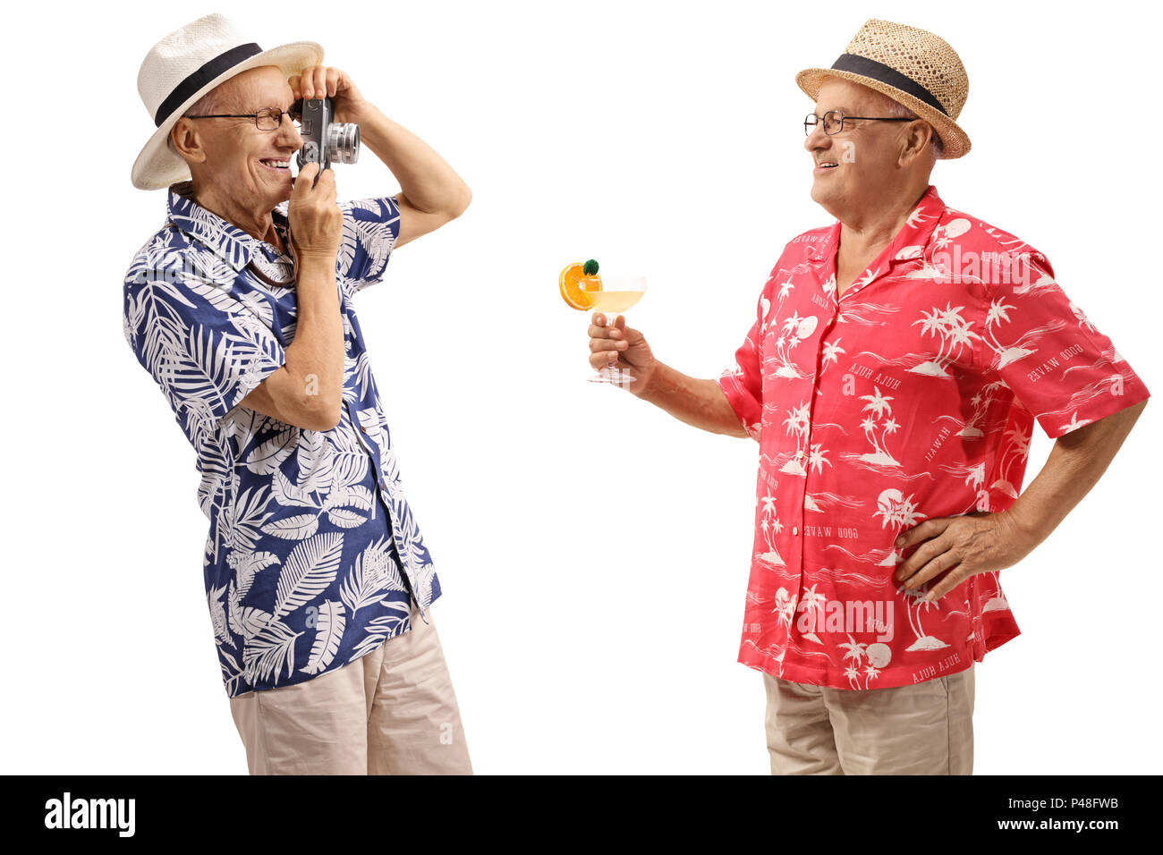 Ältere Tourist, ein Foto von einem anderen älteren Touristen mit einem Cocktail auf weißem Hintergrund Stockfoto