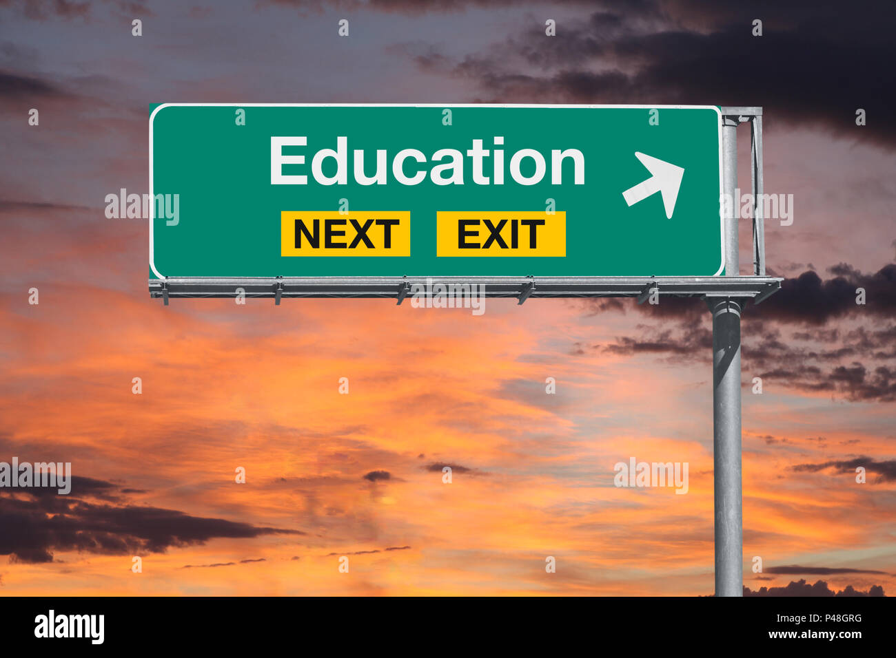 Bildung nächste Ausfahrt Autobahn Schild mit Sonnenuntergang Himmel. Stockfoto