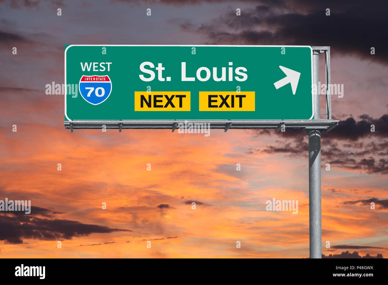 St Louis Missouri Route 70 Freeway nächste Ausfahrt mit Sonnenuntergang Himmel. Stockfoto