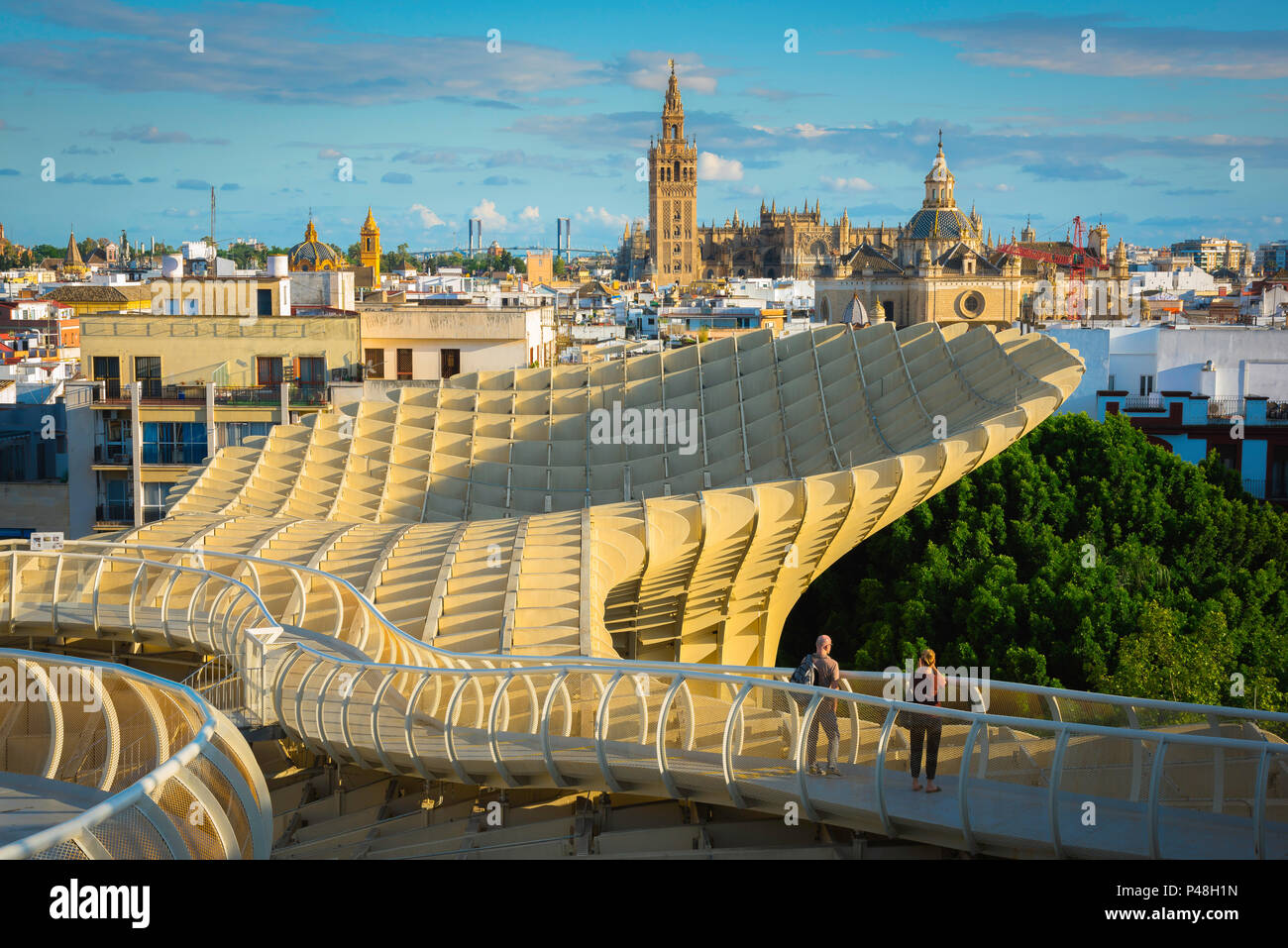 Sevilla Spanien Skyline Ansicht Bei Sonnenuntergang Von Las Setas Das Metropol Parasol In Richtung Der Altstadt Skyline Von Sevilla Andalusien Spanien Stockfotografie Alamy