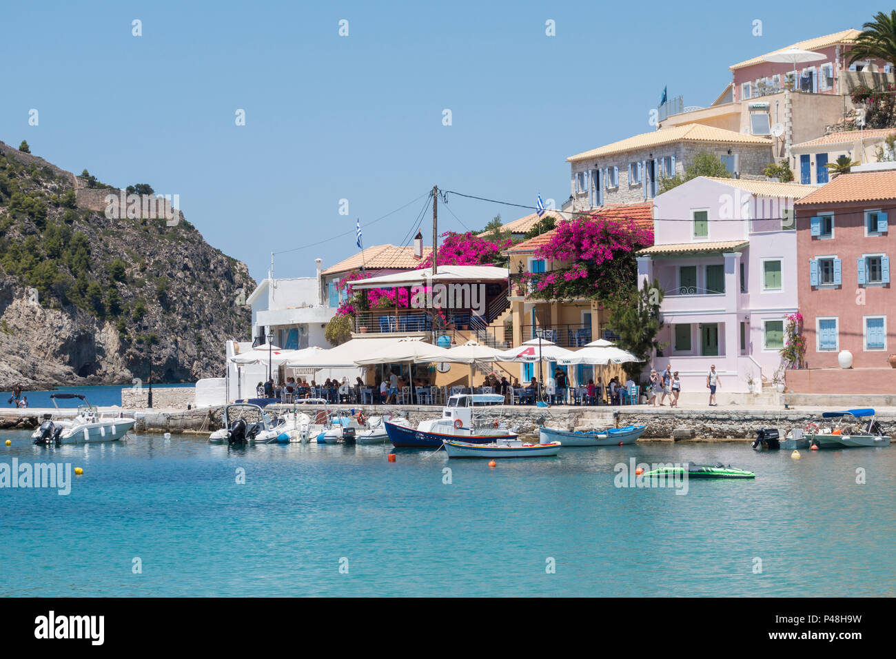 Waterside Tavernen und bunten Häuser in Assos, Kefalonia, Griechenland Stockfoto