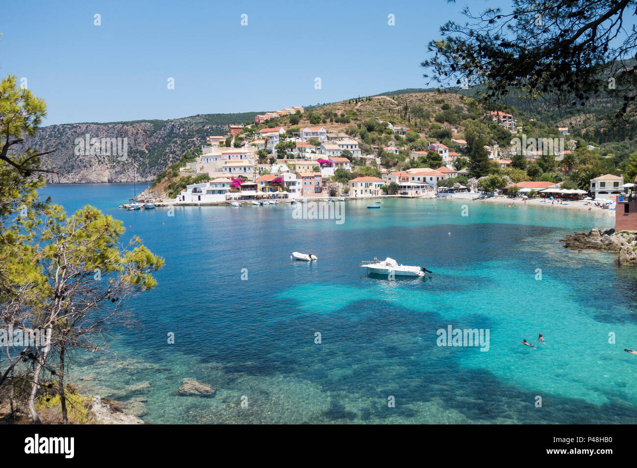 Blick auf das Dorf Assos vom Weg, der bis zu den Assos Schloss, Kefalonia, Griechenland Stockfoto