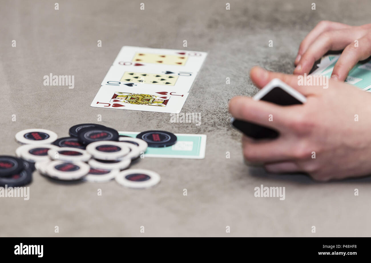 Karten auf einem Tisch bei einem Pokerspiel im Casino. Stockfoto