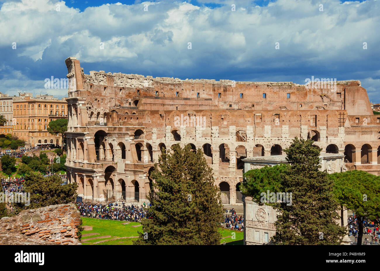 Kolosseum und Bogen des Constantinus antike Ruinen in Rom von Touristen umgeben, die in der Nähe von Palatin gesehen Stockfoto
