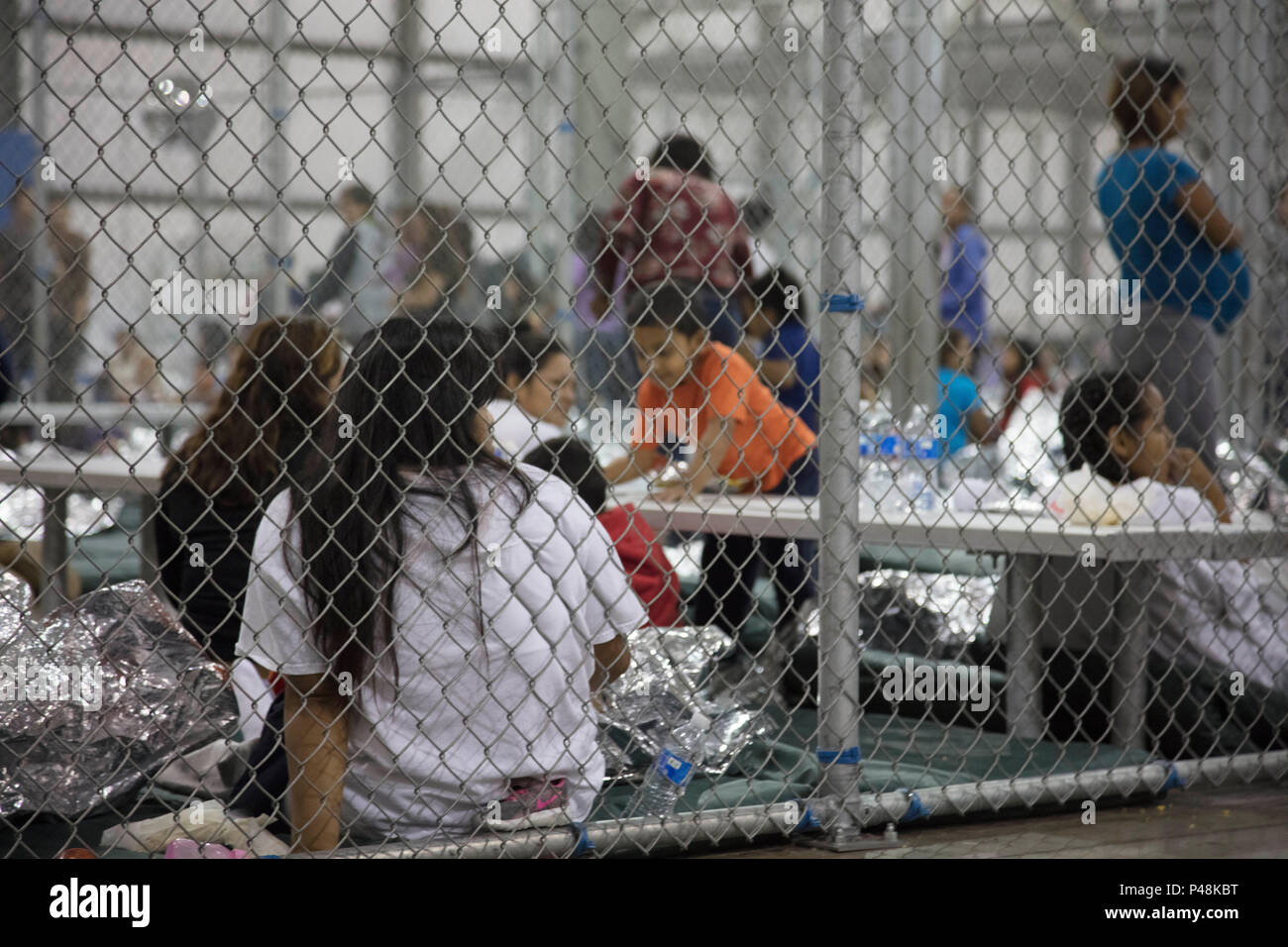 Teenager illegale Migranten abgefangen Überquerung der Vereinigten südliche Grenze Staaten sind im Käfig auf dem Central Processing Center von der U.S. Border Patrol 17. Juni 2018 gehalten in McAllen, Texas. Die Kinder wurden von ihren Familien getrennt unter die Null-Toleranz zur Durchsetzung der Trumpf-Verwaltung. Stockfoto