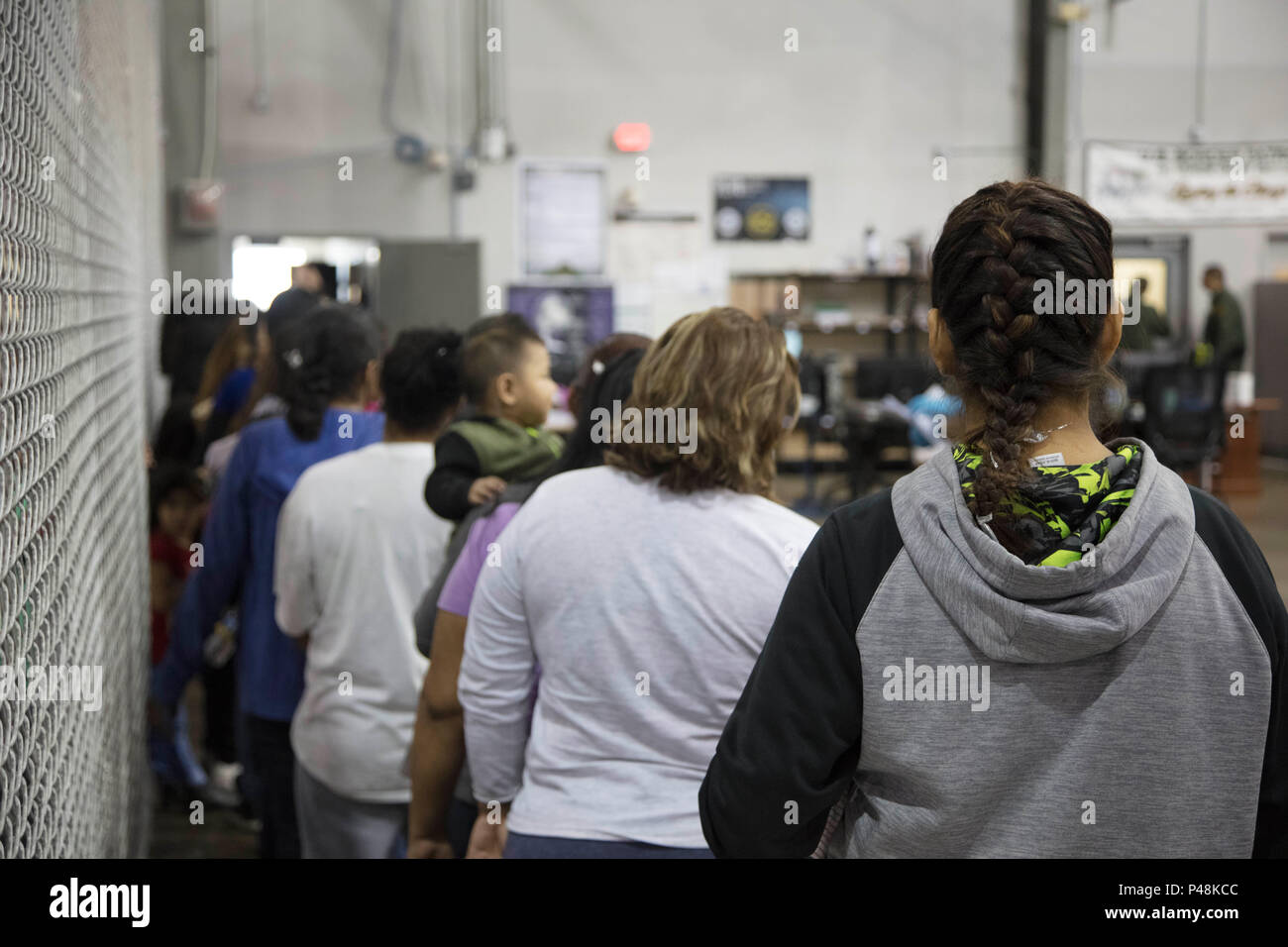 Teenager illegale Migranten abgefangen, die die Vereinigten Staaten sind an der südlichen Grenze der Central Processing Center von der U.S. Border Patrol Juni 17, 2018 in McAllen, Texas verarbeitet. Die Kinder wurden von ihren Familien getrennt unter die Null-Toleranz zur Durchsetzung der Trumpf-Verwaltung. Stockfoto