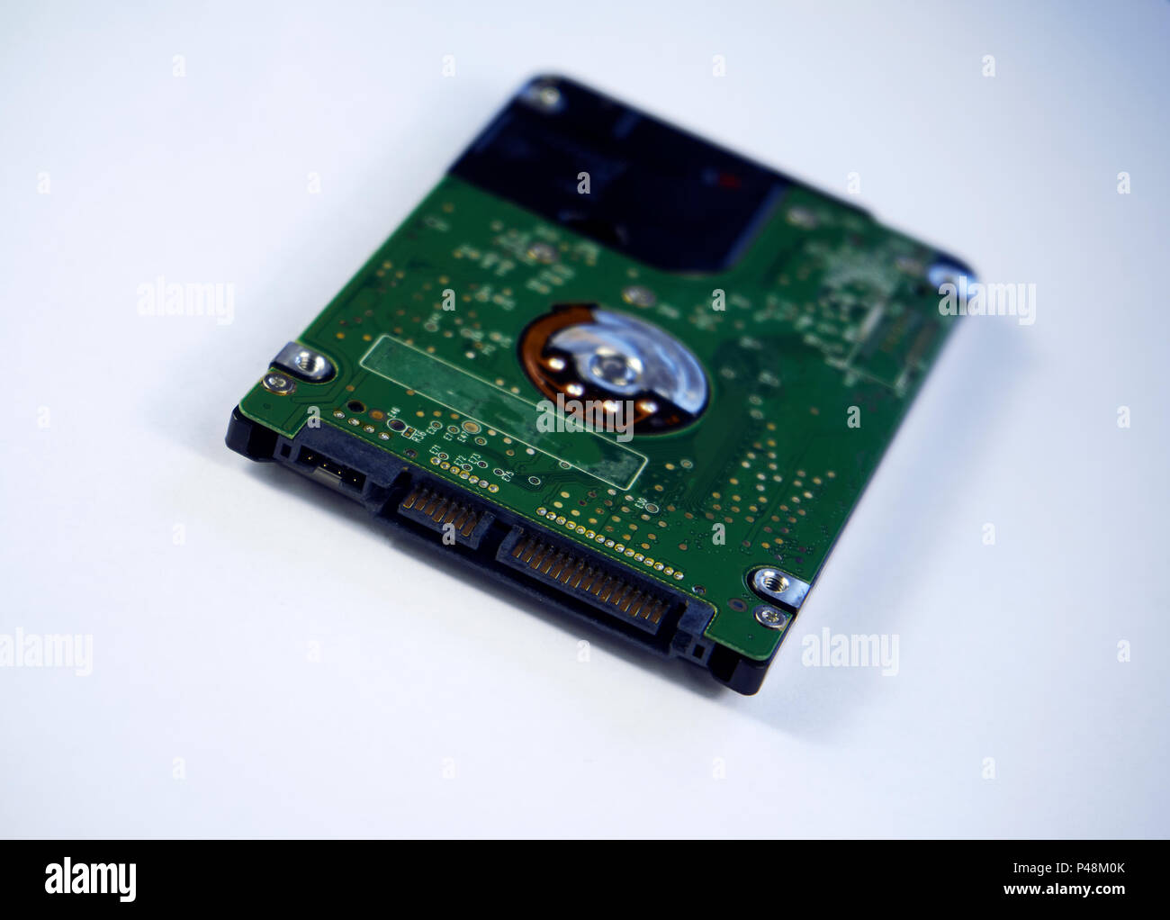 2,5-Zoll-Laptop-SATA-Festplatte isoliert auf weißem Hintergrund mit Beschneidungspfad Stockfoto