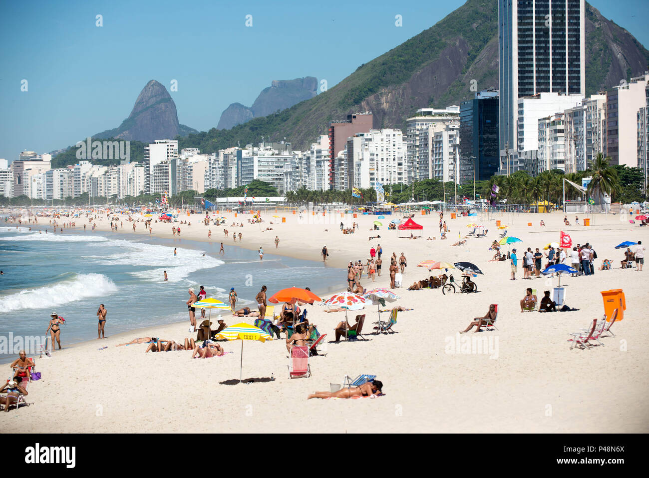 Rio de Janeiro/RJ, Brasil - 24/02/2015 - CLIMA RJ-Movimentação da Praia de Copacabana e Leme na manha desta Quinta da Terça sehr wohl fühlte - Feira em Dia de ceu Azul e Calor durante Clima Tempo in Rio de Janeiro. Foto: Celso Pupo/Fotoarena Stockfoto