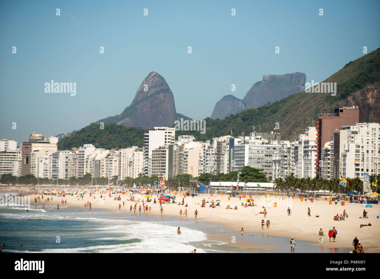 Rio de Janeiro/RJ, Brasil - 24/02/2015 - CLIMA RJ-Movimentação da Praia de Copacabana e Leme na manha desta Quinta da Terça sehr wohl fühlte - Feira em Dia de ceu Azul e Calor durante Clima Tempo in Rio de Janeiro. Foto: Celso Pupo/Fotoarena Stockfoto