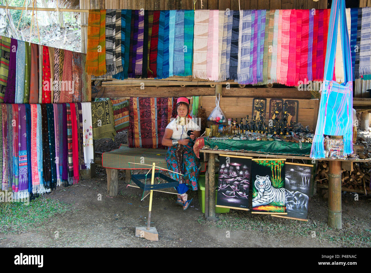 Karen lange Hals Frau, die Primitiven im Dorf Stoff shop Pai Nordthailand Stockfoto