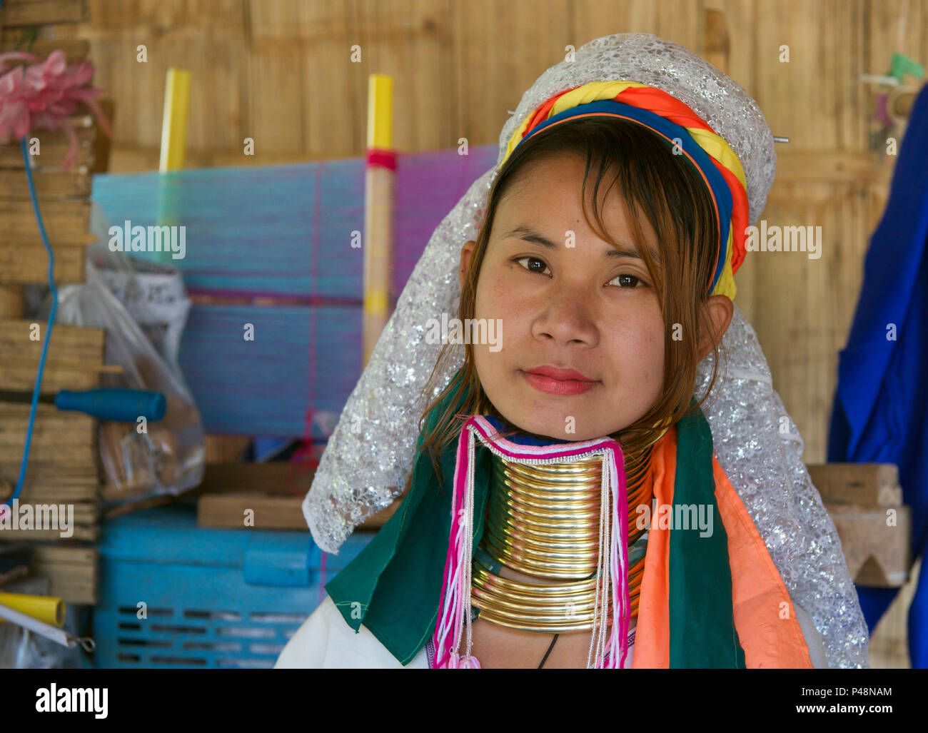 Portrait Junge Karen lange Hals Frau entfernten Dorf in der Nähe von Pai Nordthailand Stockfoto