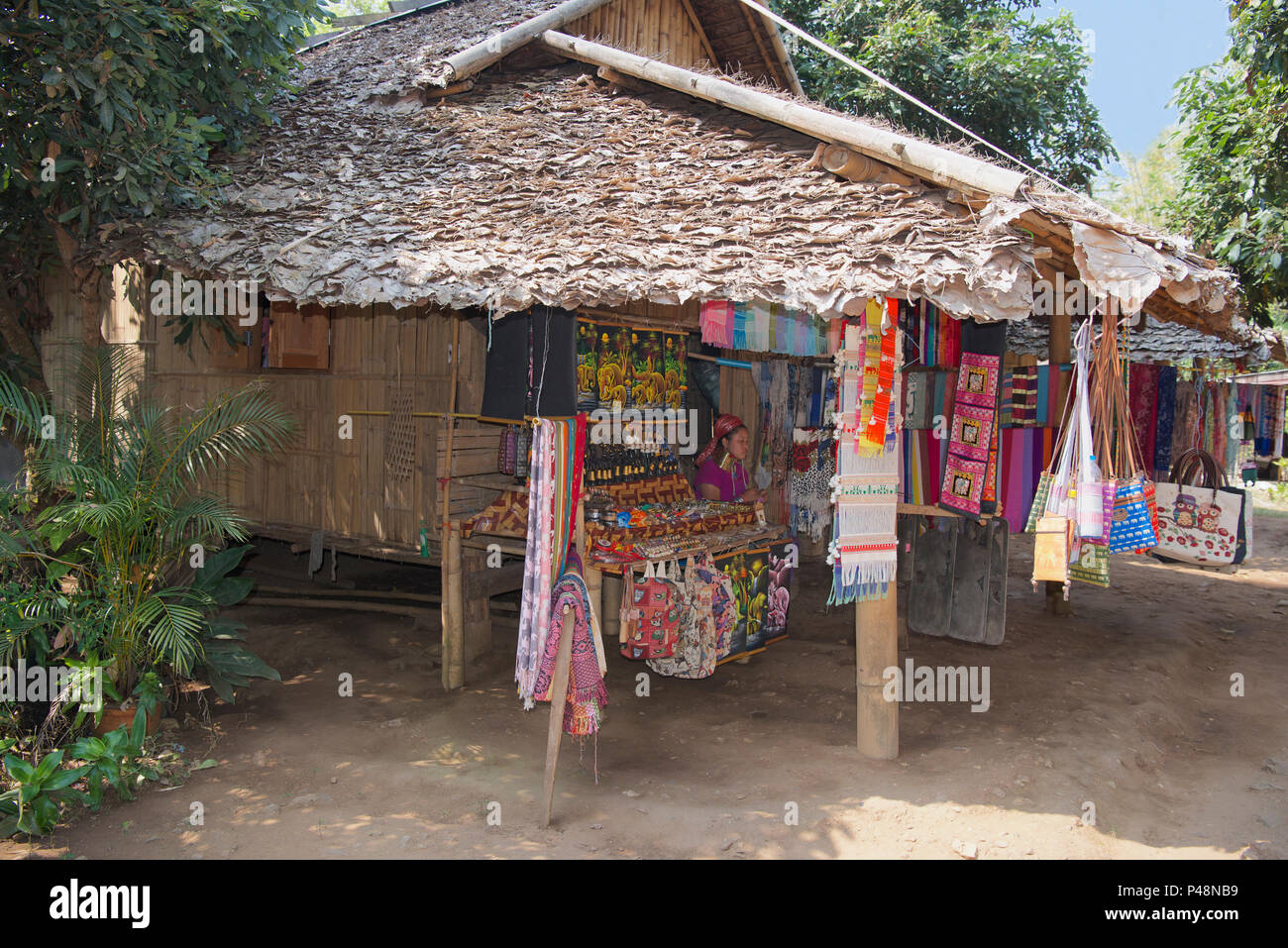 Haus im Dorf, die traditionelles Kunsthandwerk in Karen lange Hals Dorf in der Nähe von Pai Nordthailand Stockfoto