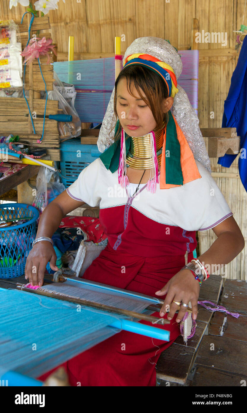 Junge Karen lange Hals Frau Betriebssystem Webstuhl abgelegenen Dorf in der Nähe von Pai Nordthailand Stockfoto