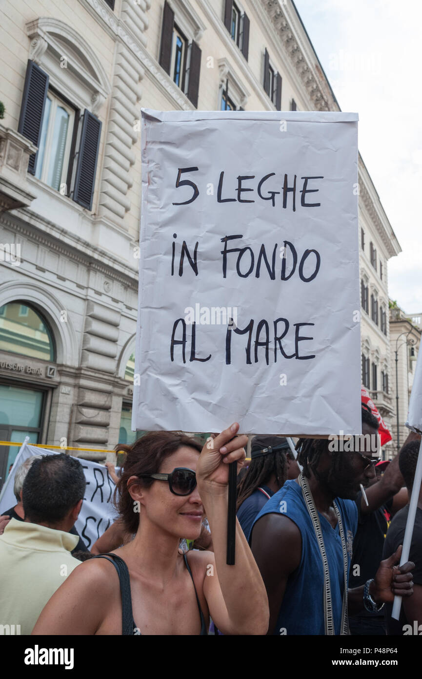 Am Weltflüchtlingstag, Rallye in der Piazza Santi Apostoli von mehreren hundert Menschen Menschheit aufzubauen, soziale Gerechtigkeit und Solidarität. Gegen jene, die ethnischen Anmeldungen vor, diejenigen, die Hass säen, weil Sie nicht in der Lage sind, Antworten auf die materiellen und sozialen Bedürfnisse der Menschen zu geben, gegen jene, die Wände heben anstelle von Brücken, diejenigen, die die Privilegien verteidigen statt Kämpfen die Eingeweide. Unter den demonstranto auch Aboubakar oder Abou, wie es genannt wird, eine Italo-Ivorian Gewerkschaftsführer von USB. Er ist 38 Jahre alt und hat einen Abschluss in Soziologie. (Foto von Leo Claudio De Petris/ Stockfoto