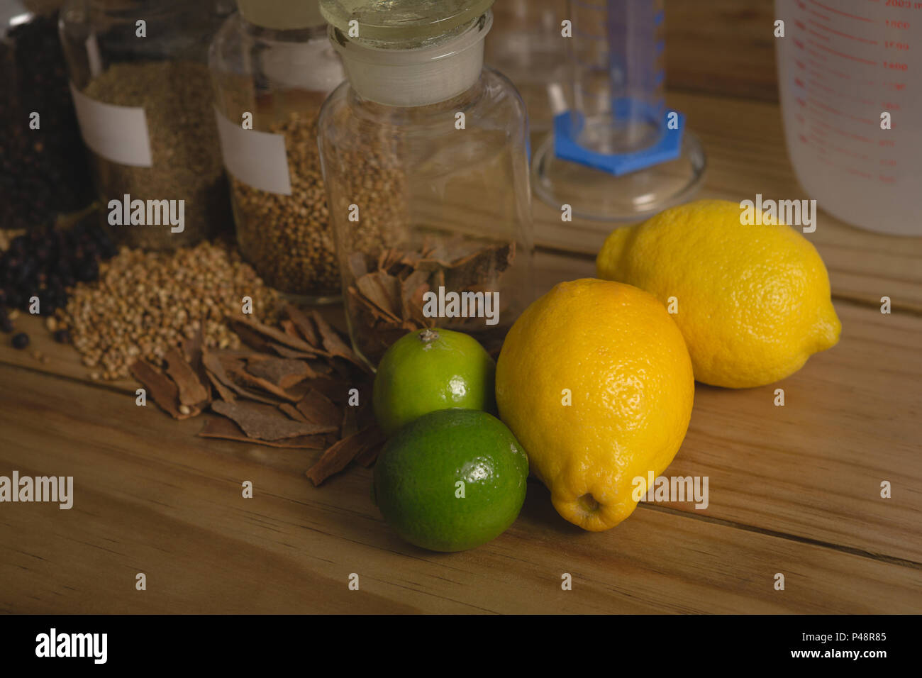 Close-up von Zitrone und Gewürze Zutaten auf Tisch Stockfoto