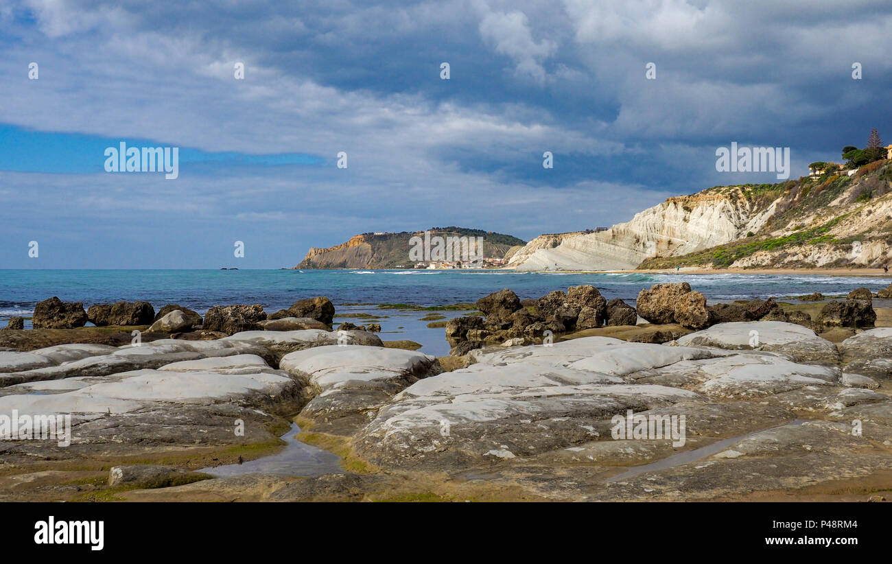 Die Scala dei Turchi (Italienisch: tair der Türken") ist eine felsige Klippe an der Küste von Realmonte, in der Nähe von Porto Empedocle, Sizilien, Italien. Stockfoto