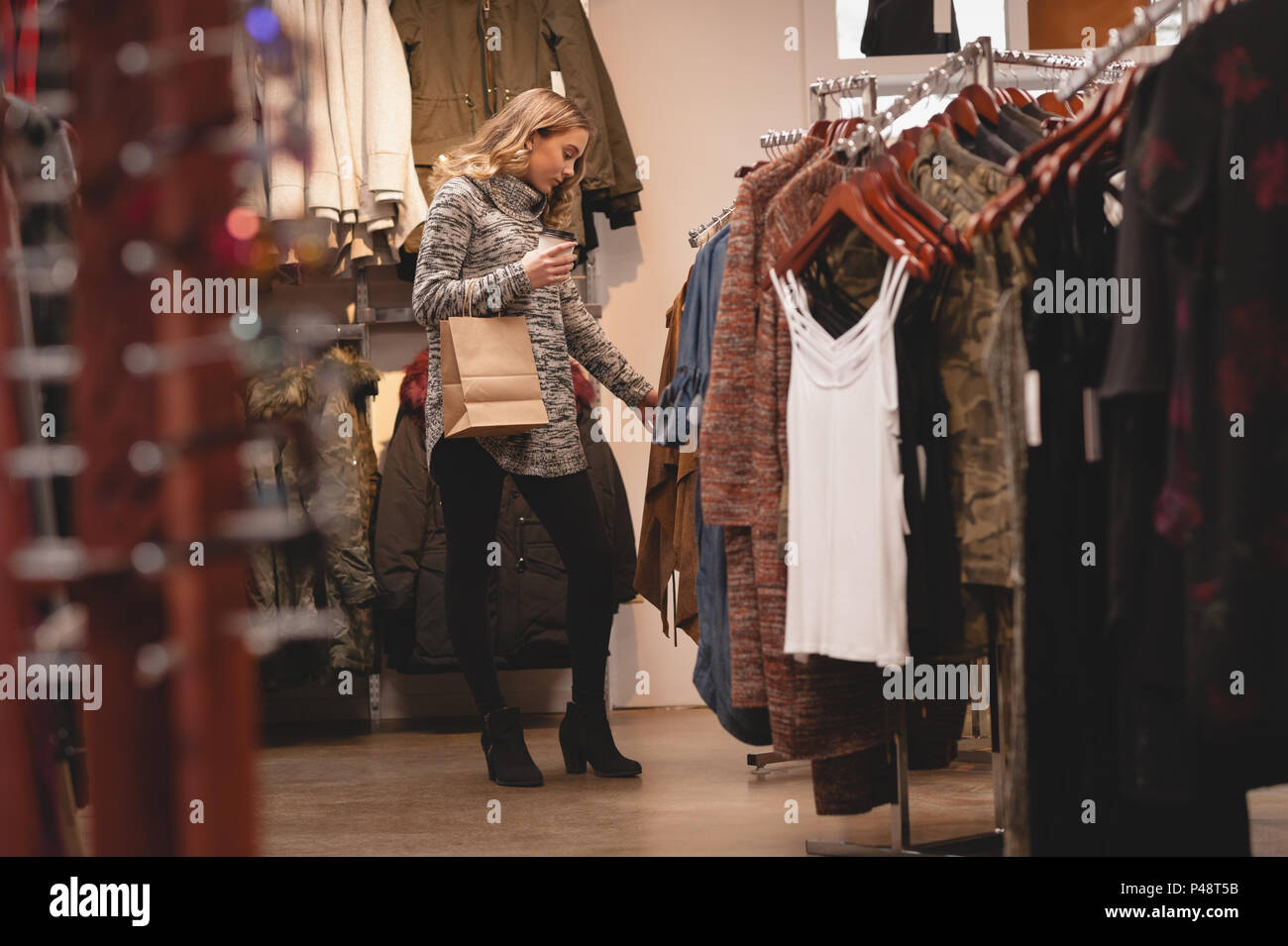 Schöne Frau Einkaufsmöglichkeiten für Kleidung Stockfoto