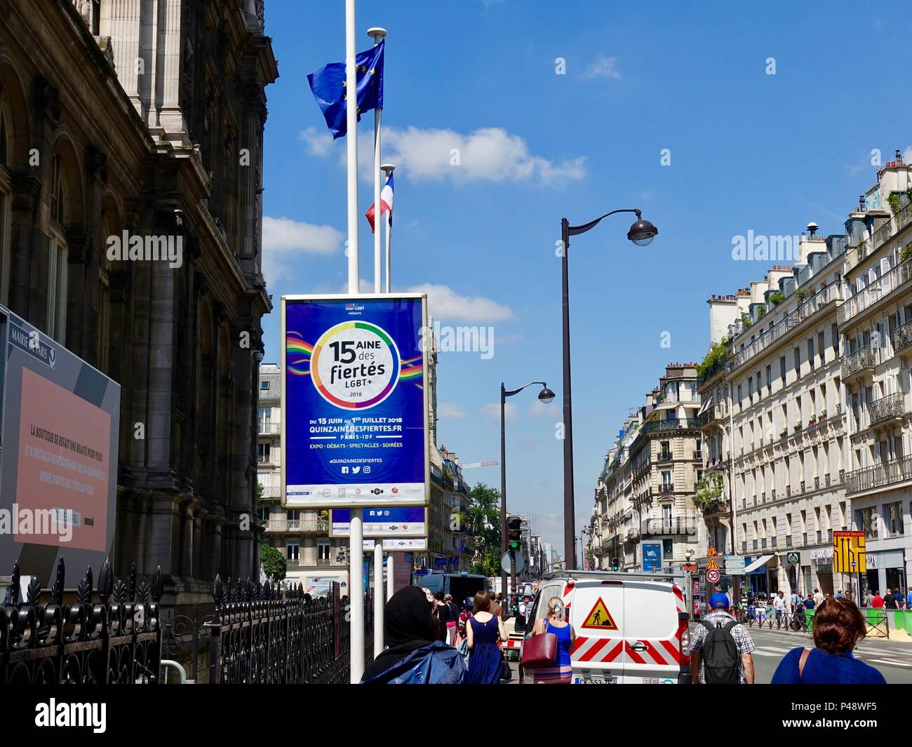 Stadt Paris Zeichen außerhalb der Stadt Halle Werbung 15-Jahr-Feier der Gay Pride Paris, Frankreich Stockfoto