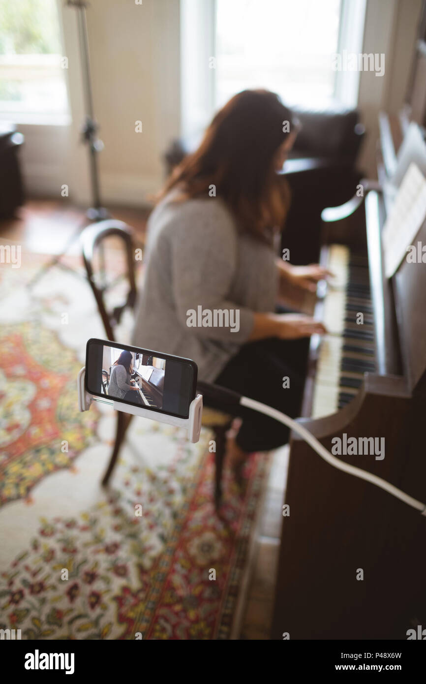Schöne weibliche vlogger Klavier spielen Stockfoto