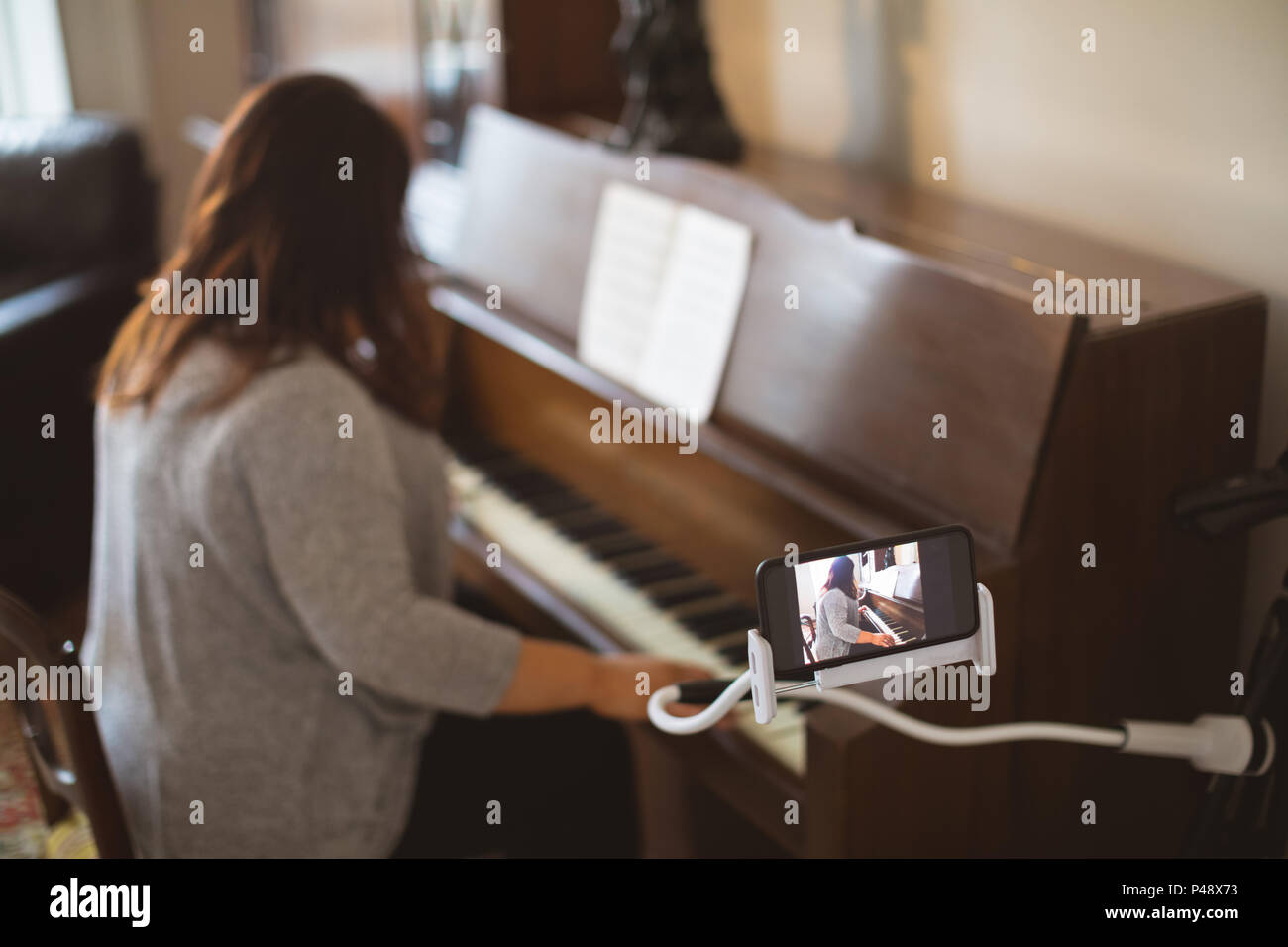 Schöne weibliche vlogger Klavier spielen Stockfoto