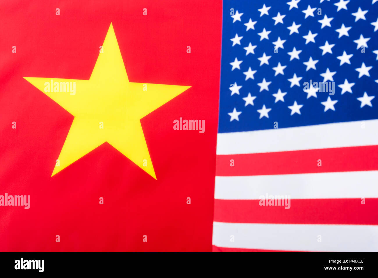 Chinesische + US-Flaggen.für US-China Handelskrieg, chinesische Zölle auf US-Sojabohnenimporte, Trump Stahl Tarif, China Schuldenkrise, Handelskrieg China, China Stern. Stockfoto