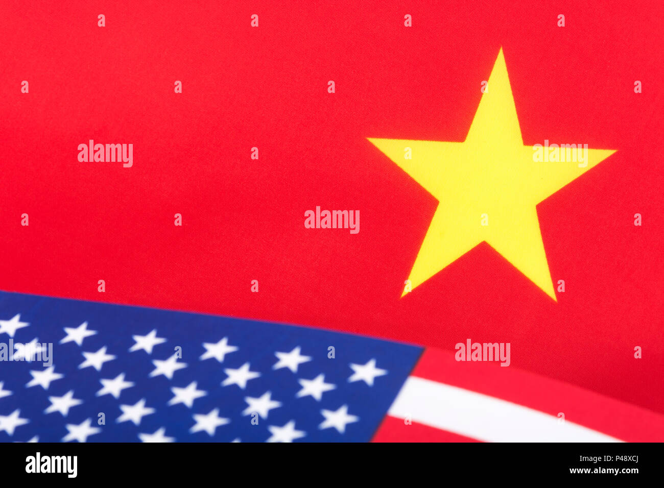 Chinesische + US-Flaggen.für US-China Handelskrieg, chinesische Zölle auf US-Sojabohnenimporte, Trump Stahl Tarif, China Schuldenkrise, Handelskrieg China, China Stern. Stockfoto