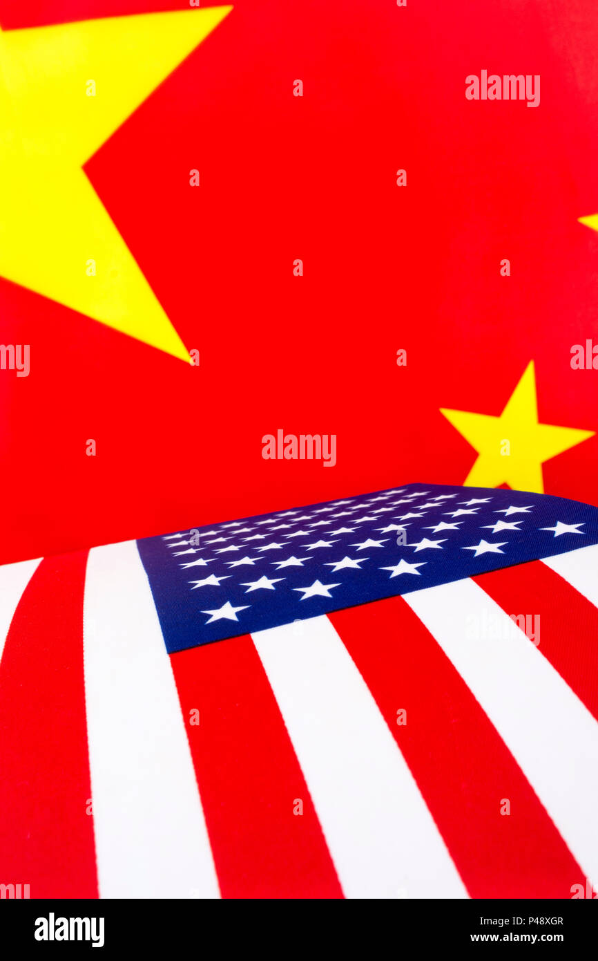 Chinesische + US-Flaggen.für US-China Handelskrieg, chinesische Zölle auf US-Sojabohnenimporte, Trump Stahl Tarif, China Schuldenkrise, Handelskrieg China, China Stern. Stockfoto