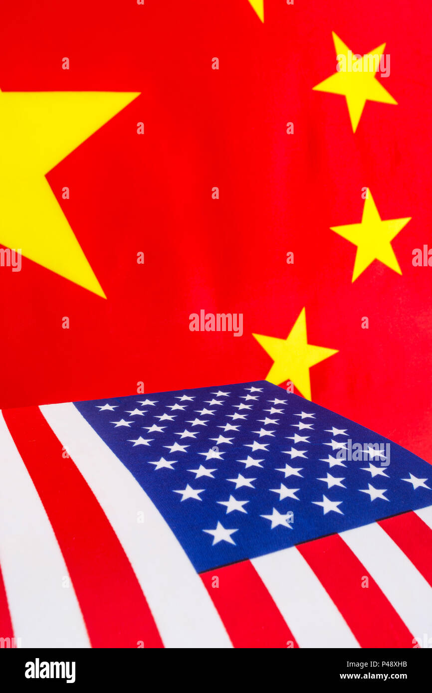 Chinesische + US-Flaggen.für US-China Handelskrieg, chinesische Zölle auf US-Sojabohnenimporte, Trump Stahl Tarif, China Schuldenkrise, Handelskrieg China, China Stern. Stockfoto