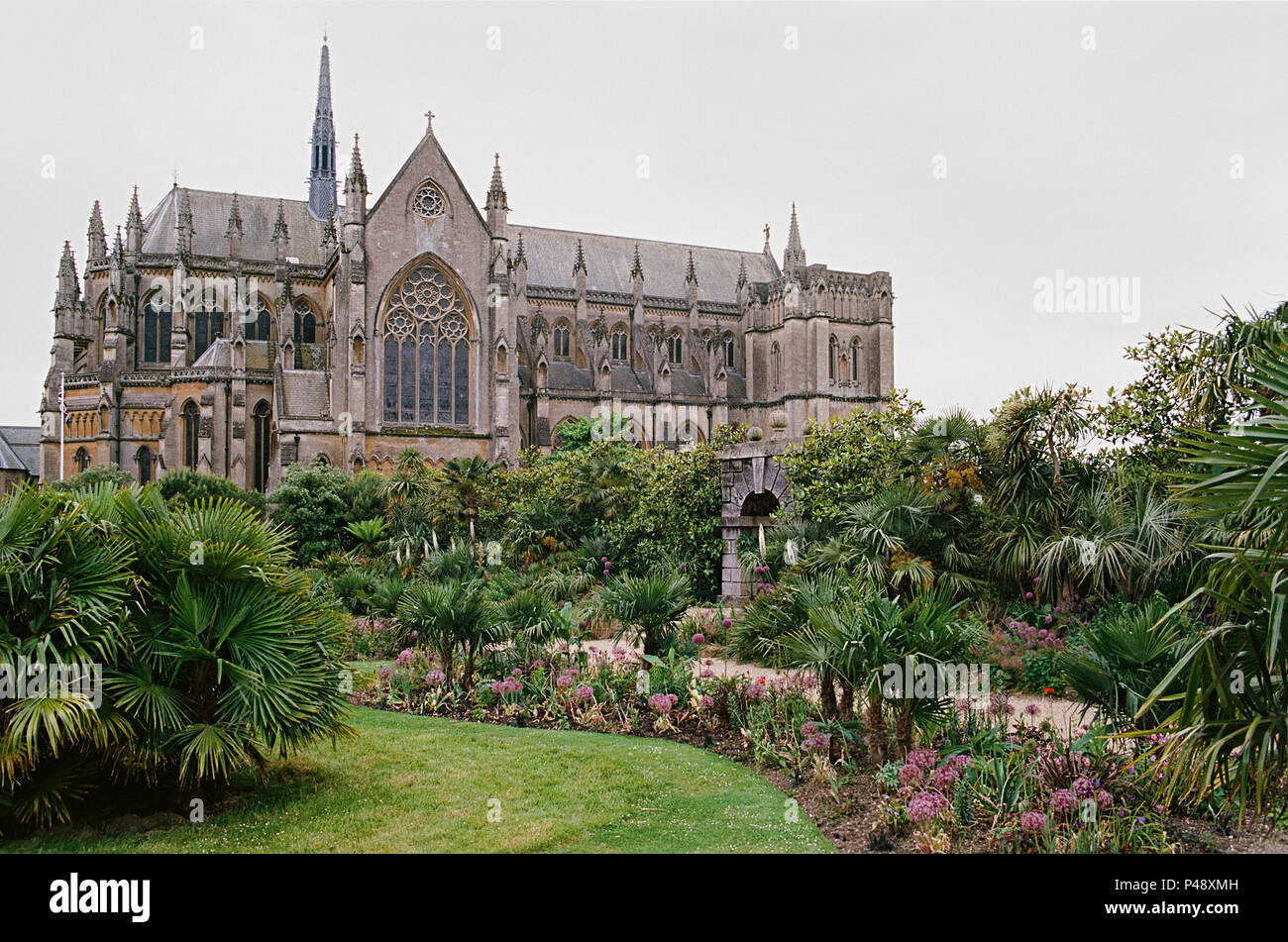 Der viktorianische Gotische Kathedrale Unserer Lieben Frau und St. Philip Howard, von Arundel Castle Gardens, West Sussex, Großbritannien Stockfoto