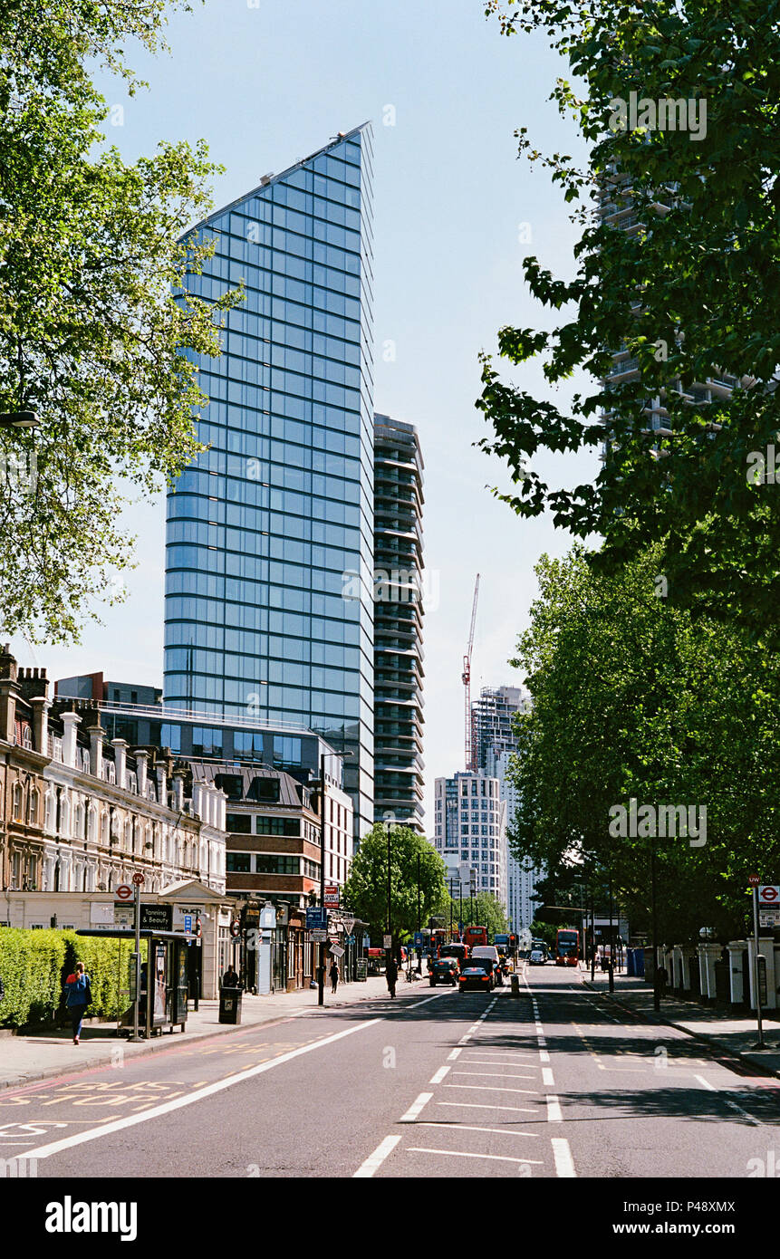 Die City Road, Islington London UK, auf der Suche nach neuen Chronik Turm und andere neue Wohnung Gebäude Stockfoto