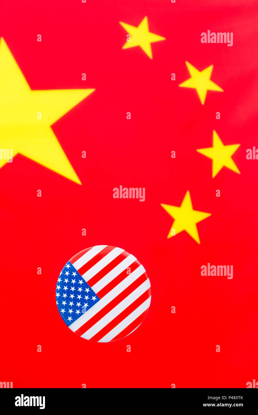 Chinesische + US-Flaggen.für US-China Handelskrieg, chinesische Zölle auf US-Sojabohnenimporte, Trump Stahl Tarif, China Schuldenkrise, Handelskrieg China, China Stern. Stockfoto