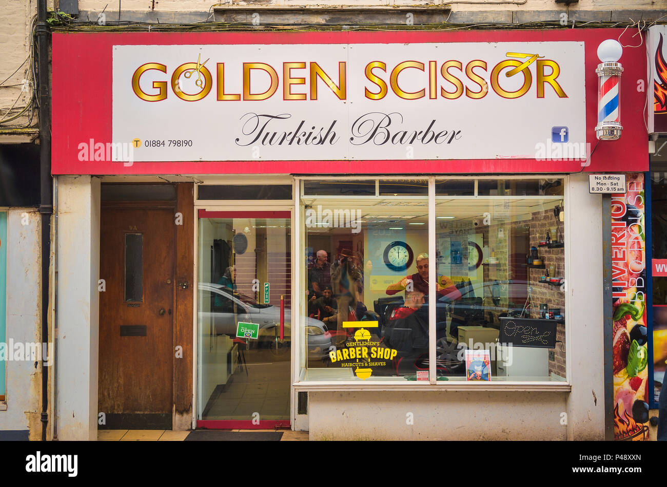 Goldene Schere - einem Türkischen Friseur und Friseur in Tiverton North  Devon, Großbritannien Stockfotografie - Alamy