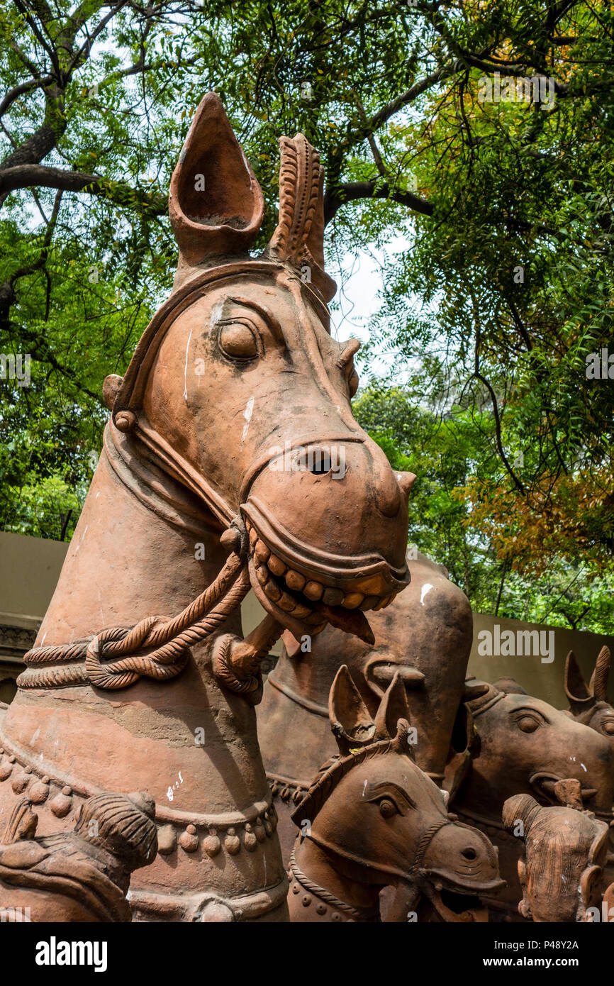 Ausstellung von steinmetzarbeiten der Pferde typische von Rajasthan im Nationalen Crafts Museum, New Delhi, Indien Stockfoto