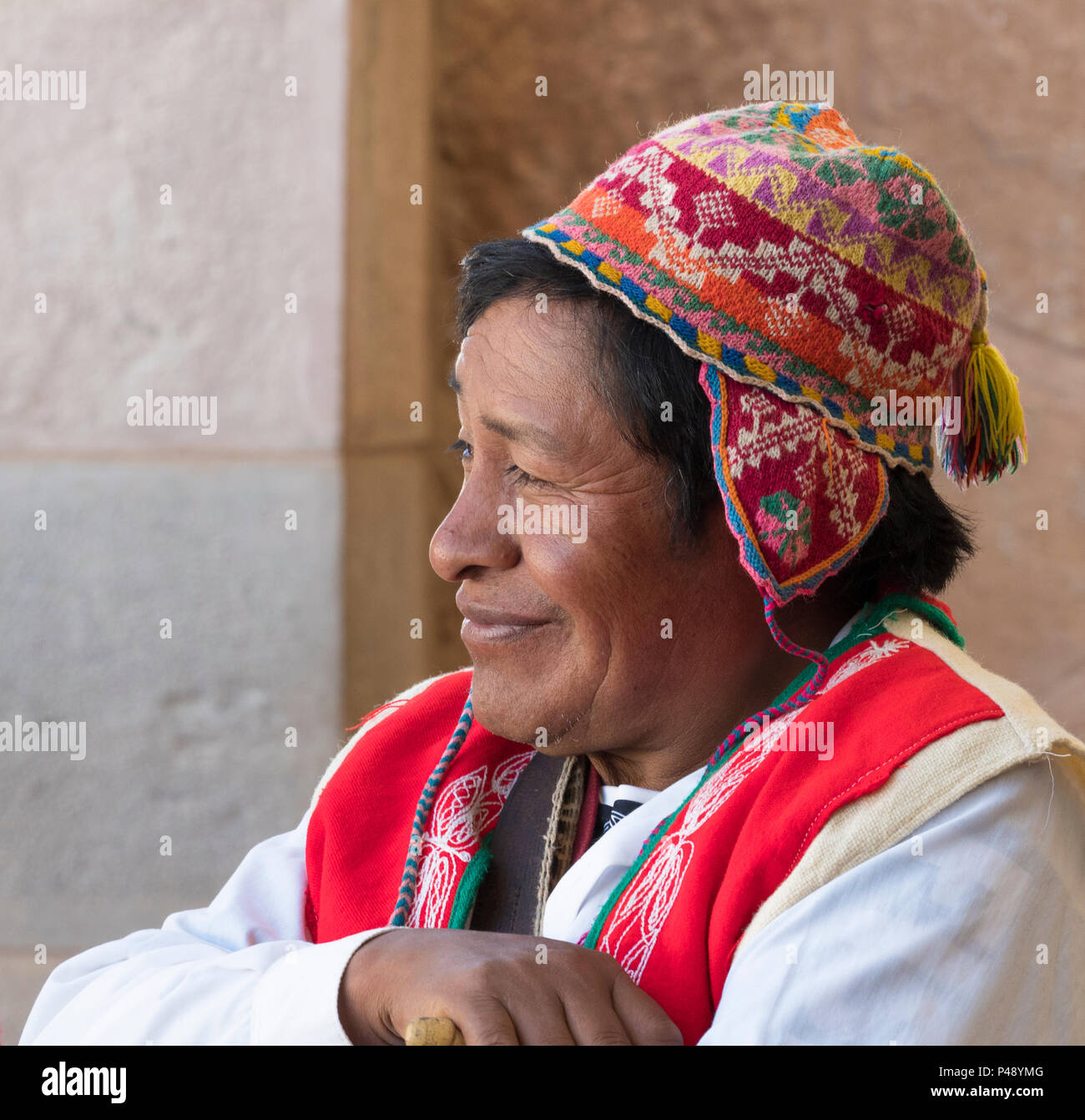 Quechua Mann beobachten Feier in Pisac Kirche im südlichen Peru Stockfoto