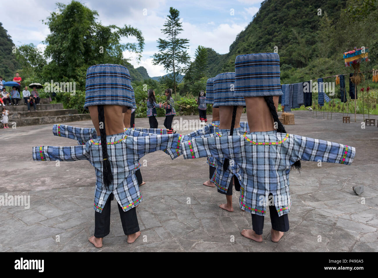 Jungen mit Kostümen, nackten middles Buyi Oper, Buyi ethnische Minderheit Dorf Li Feng, Libo, Provinz Guizhou, China Stockfoto
